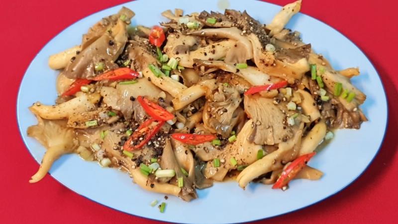 Tổng hợp nhiều món ăn khác nhau từ bào ngư được bày biện đẹp mắt trên bàn ăn